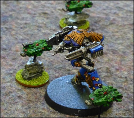Un Titan Warhound encadré par des Land Speeders